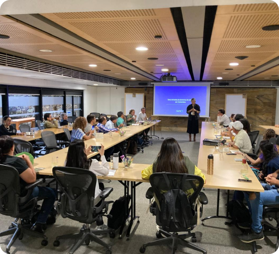 personas caminando en una plantacion